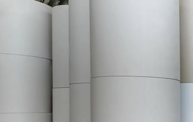 Solución de producción de peróxido de hidrógeno para el proceso de pulpado mecánico (RMP) de refinería
